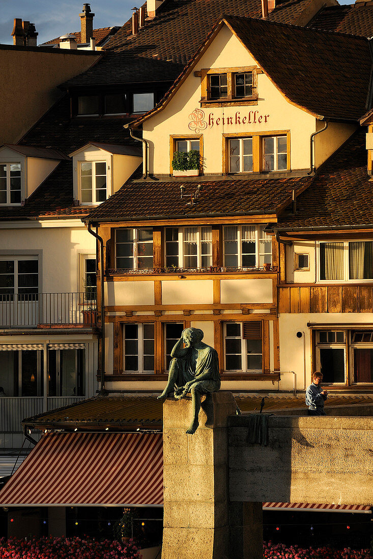 Schweiz, Basel, Helvetia, die die weibliche Allegorie als Symbol für die Schweiz, sitzt auf der Mittleren Brücke