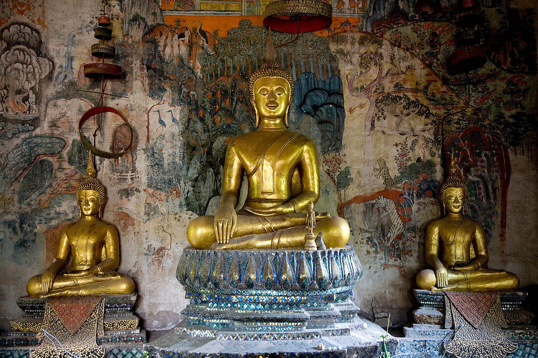 Laos, Luang Prabang, den Königspalast, an der Unterseite von Phu Si Hügel mit Blick auf die Tempel Wat Pa Huak derzeit aufgegeben, beherbergt einige Buddhas und Fresken