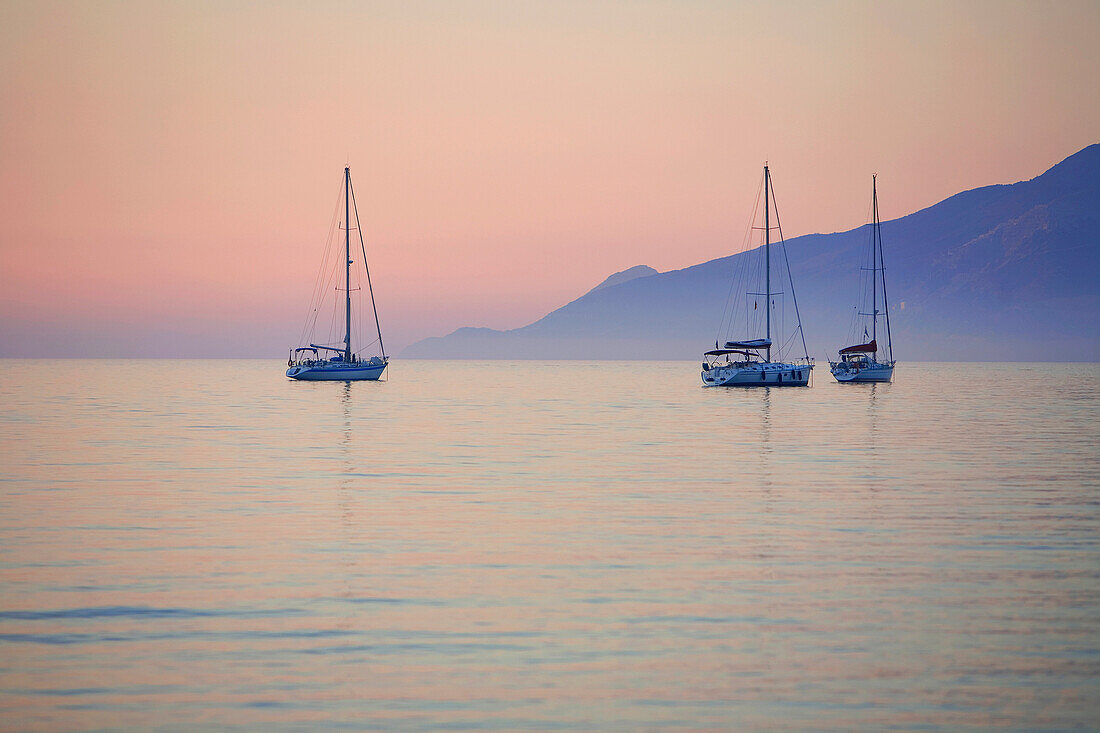 Frankreich, Haute Corse, Saint Florent, Segelboot Ankerplatz, mit dem Cap Corse im Hintergrund