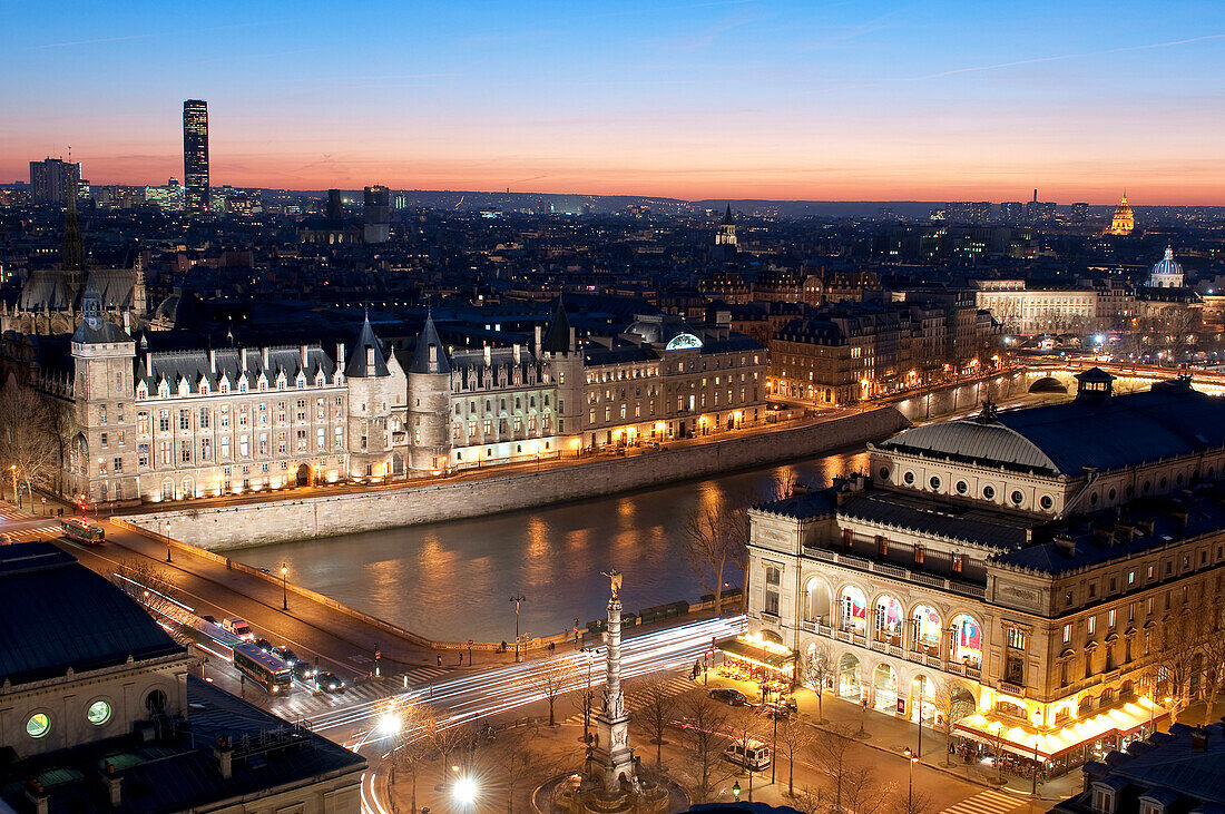 France, Paris, area listed as World Heritage by UNESCO, general view at the sunset with the Conciergerie, Châtelet square and theatre on the right, banks of the Seine listed as Word Heritage by UNESCO