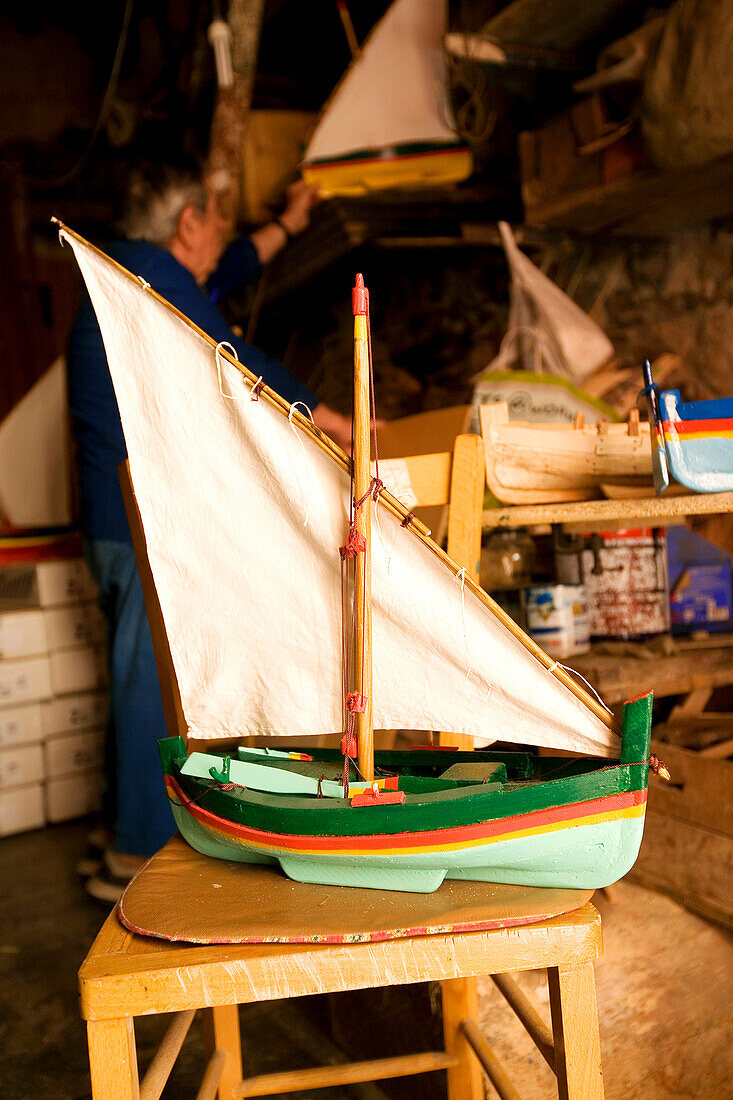 France, Pyrennees Orientales, Collioure, fabrication of Catalan small boat model, Louis Baloffi