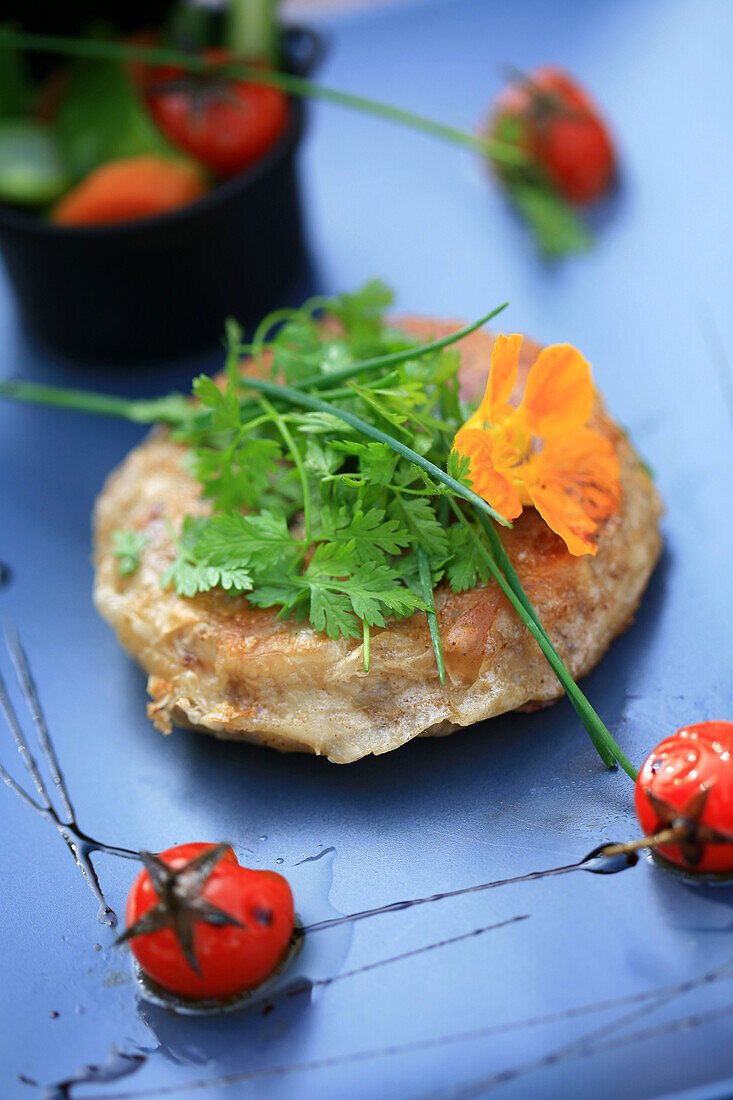 Frankreich, Vaucluse, Isle sur la Sorgue, Pastilla de Lapin Croustillante (pastilla von knusprigen Kaninchen) gewürzt mit den Gewürzen des Tajine und seinen Saft aus schwarzen Oliven-Tapenade, Delphine Jullien, Küchenchef, Domaine de la Petite Isle, Hotel