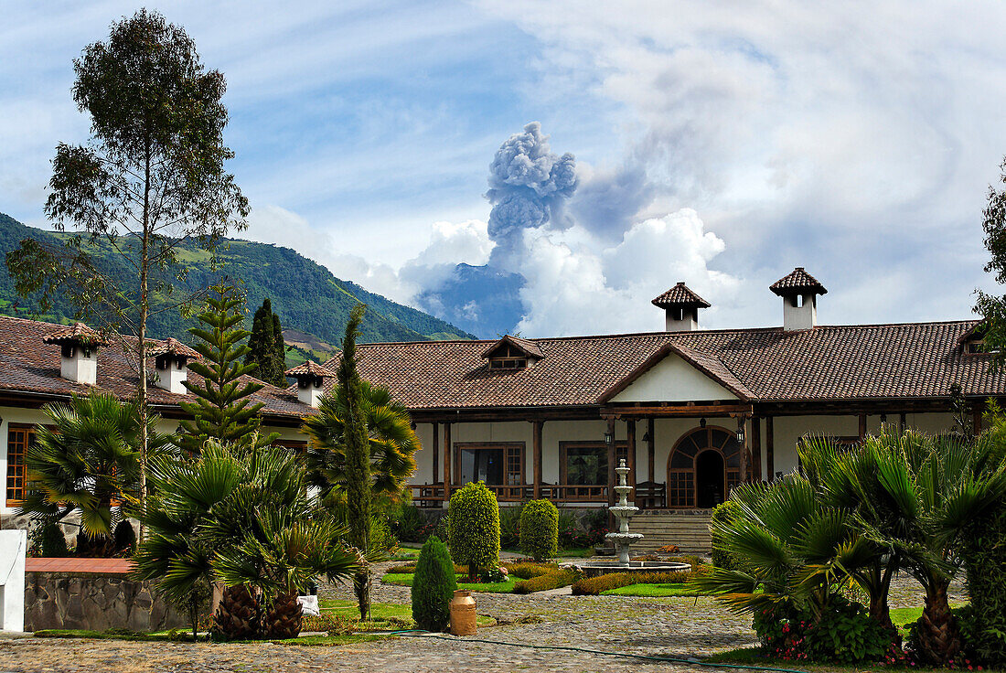 Ecuador, Provinz Tungurahua, Anden, Hacienda Leito, mit Blick auf Vulkan Tungurahua, diese ehemalige Jesuit Residenz ist seit 2001 ein Hotel geworden