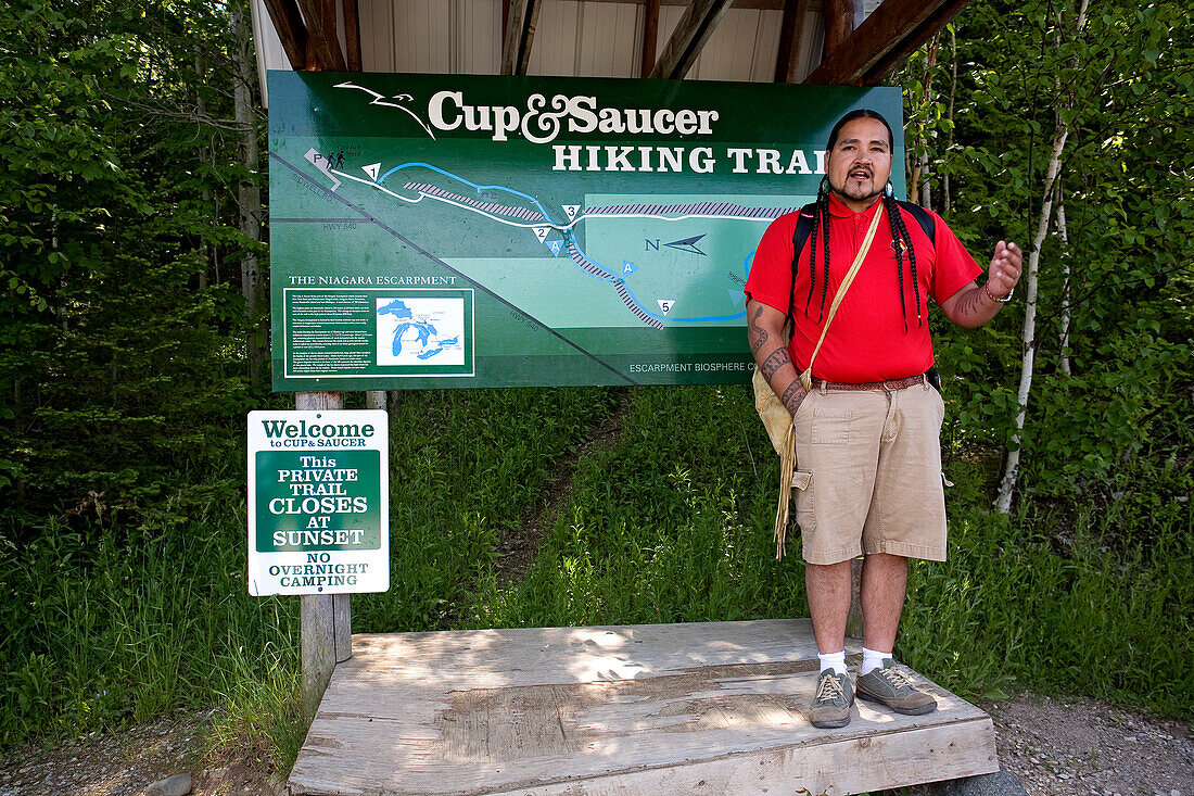 Canada, Ontario Province, Manitoulin Island, hiking at Cup and Saucer with the Amerindian guide Falcon Migwans