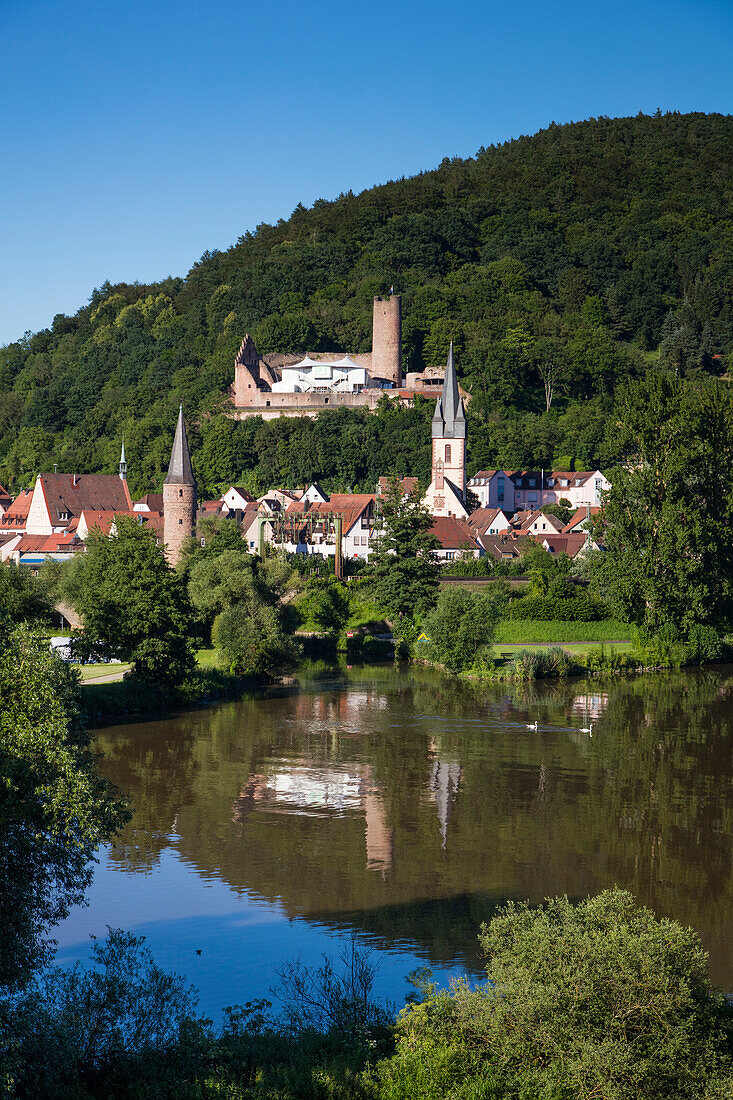 Blick auf Stadt und Burgruine Scherenburg von Brücke über dem Fluss Main, Gemünden am Main, Spessart-Mainland, Bayern, Deutschland