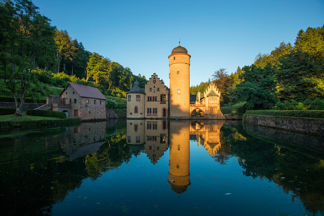 Schloss Mespelbrunn spiegelt sich im Schlossgraben, Mespelbrunn, Räuberland, Spessart-Mainland, Bayern, Deutschland