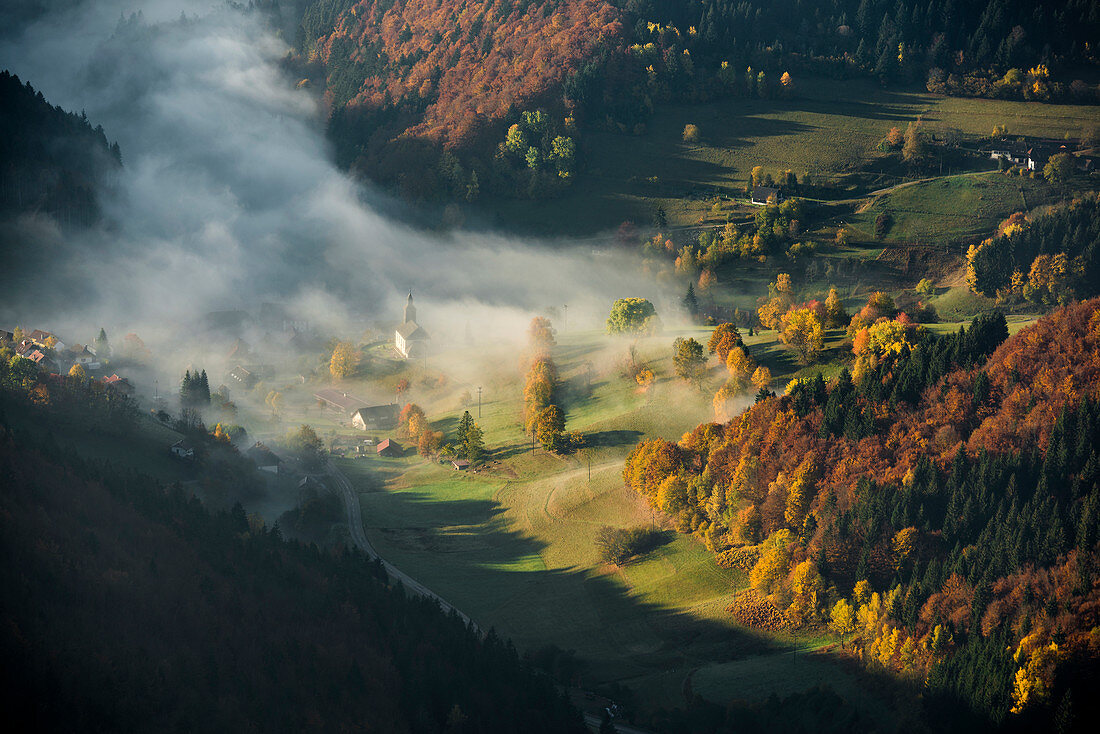 Ausblick vom Belchen Richtung Süden ins Wiesental, Morgenstimmung mit Nebel, Herbst, Schwarzwald, Baden-Württemberg, Deutschland