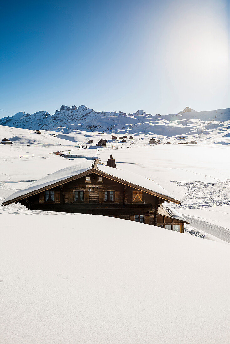 Traditionelles Holz-Chalet und verschneite Winterlandschaft, Melchsee-Frutt, Kanton Obwalden, Schweiz