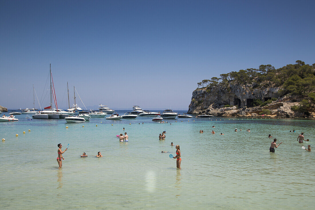 Menschen baden, spielen und relaxen am Strand der Bucht Cala Portals Vells, Portals Vells, Mallorca, Balearen, Spanien