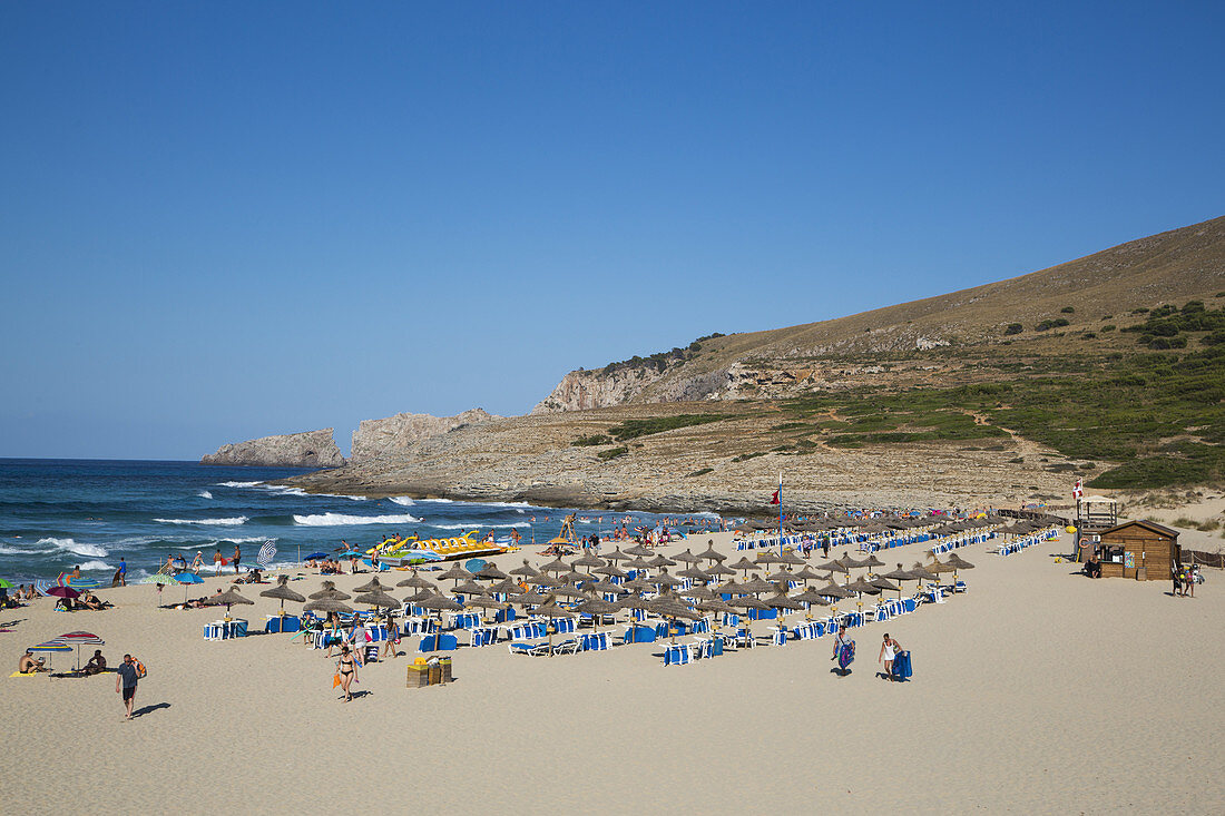 Blick über Menschen am Strand der Bucht Cala Mesquida, Cala Mesquida, Mallorca, Balearen, Spanien