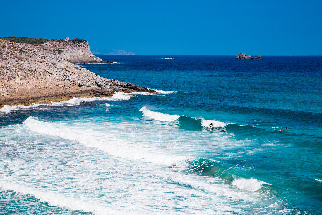 Surfer auf brechender Welle am Strand der Bucht Cala Torta, nahe Arta, Mallorca, Balearen, Spanien