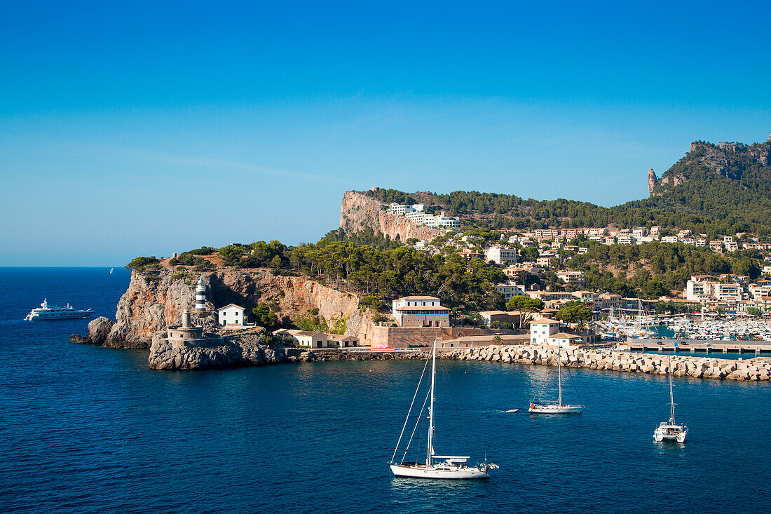 Blick über die Bucht von Port Soller mit dem  Jumeirah Port Soller Hotel & Spa am Hang, Port Soller, Mallorca, Balearen, Spanien