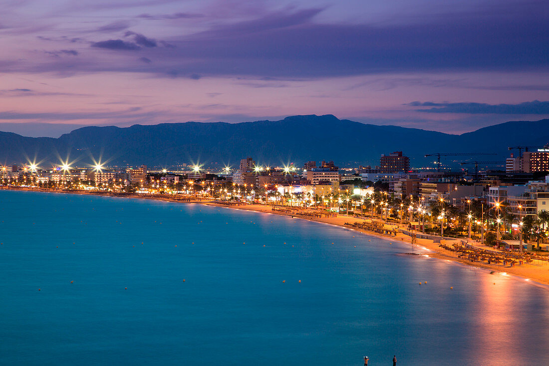 Blick aus erhöhter Perspektive vom Whala Beach Hotel auf Strand Playa s'Arenal in der Abenddämmerung, s'Arenal, nahe Palma, Mallorca, Balearen, Spanien