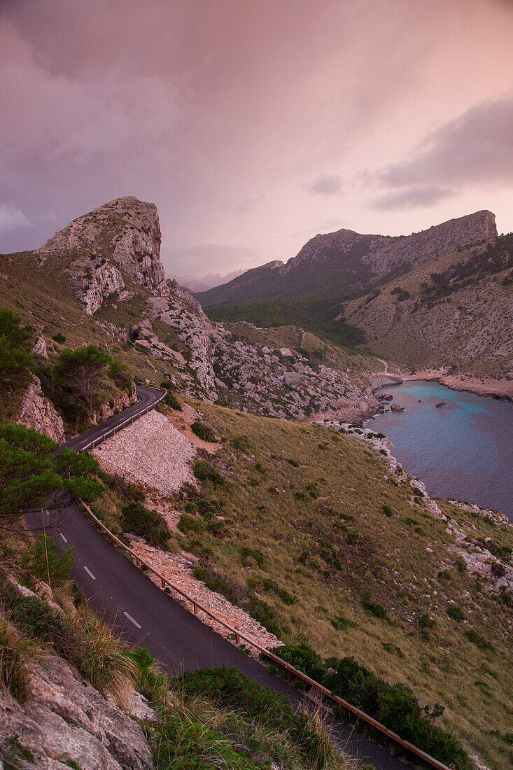 Straße zur Halbinsel Cap de Formentor und die Bucht Cala Figuera bei Sonnenuntergang, nahe Cap de Formentor, Mallorca, Balearen, Spanien