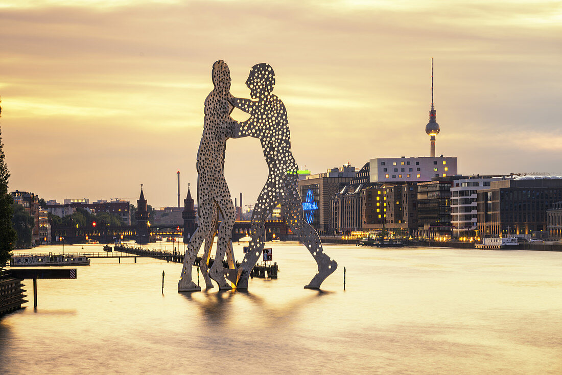 Moelecular Man, Sculture by Jonantan Borifsky, Oberbaumbruecke, Oberbaum Bridge, Alex, Spree, Berlin