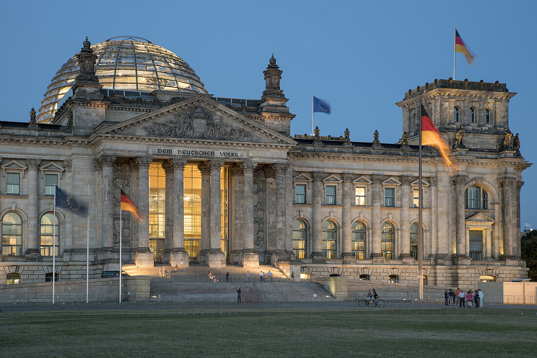 Reichstag, Kuppel, Daemmerung, Berlin
