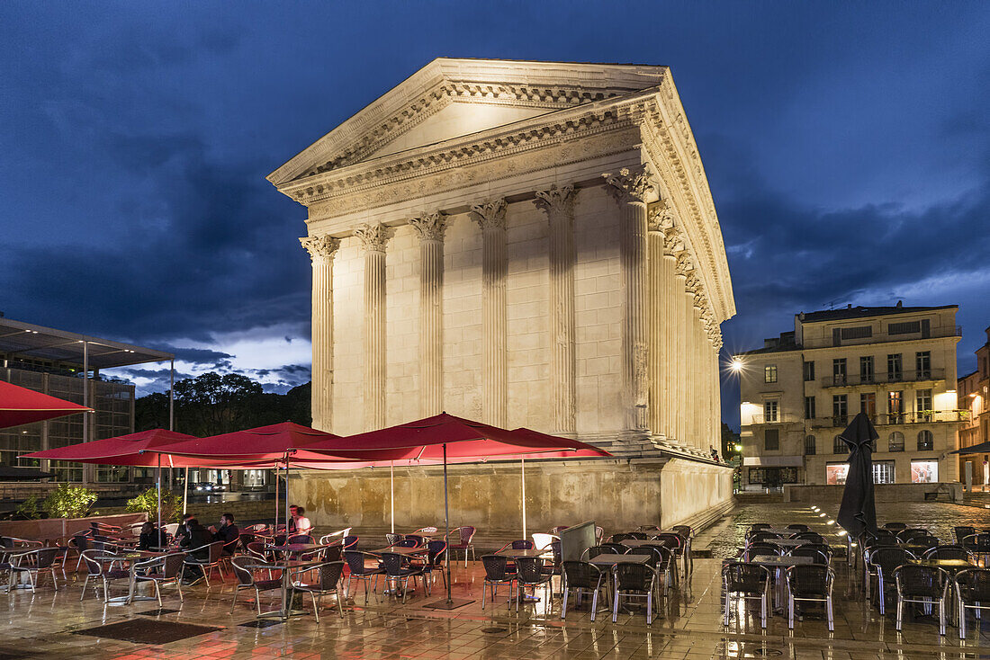 Strassencafe, Maisson Carree, Roemischer Temple, Place de la Maison, Nimes, Gard, Frankreich