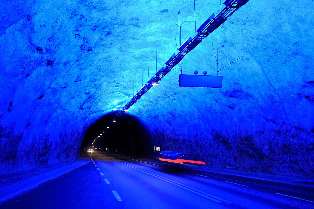 Norway, Sogn og Fjordane County, Laerdalstunnelen (Laerdal Tunnel), traffic tunnel 24,5 km long connecting Lærdal to Aurland, it is the longest traffic tunnel of the world