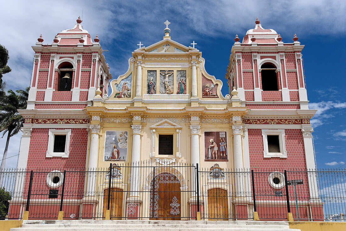 Nicaragua, Leon, Iglesia El Calvario … – License image – 71119420 ❘  lookphotos