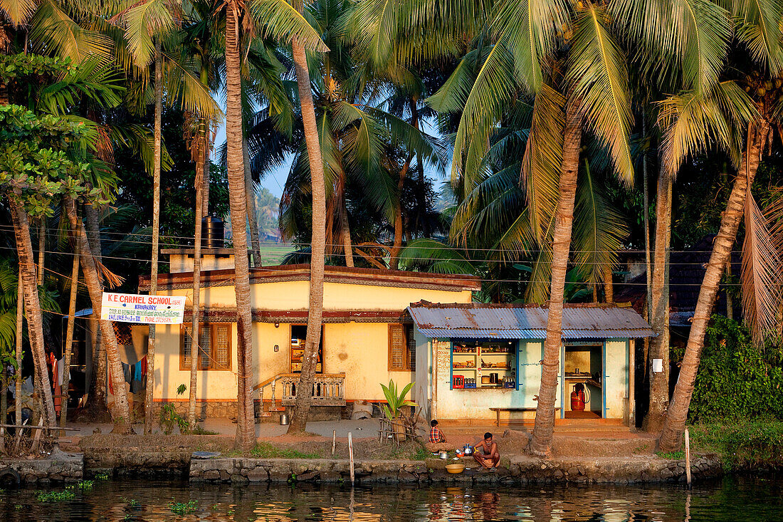 India, Kerala State, Allepey, the backwaters, daily life along the canals in the morning