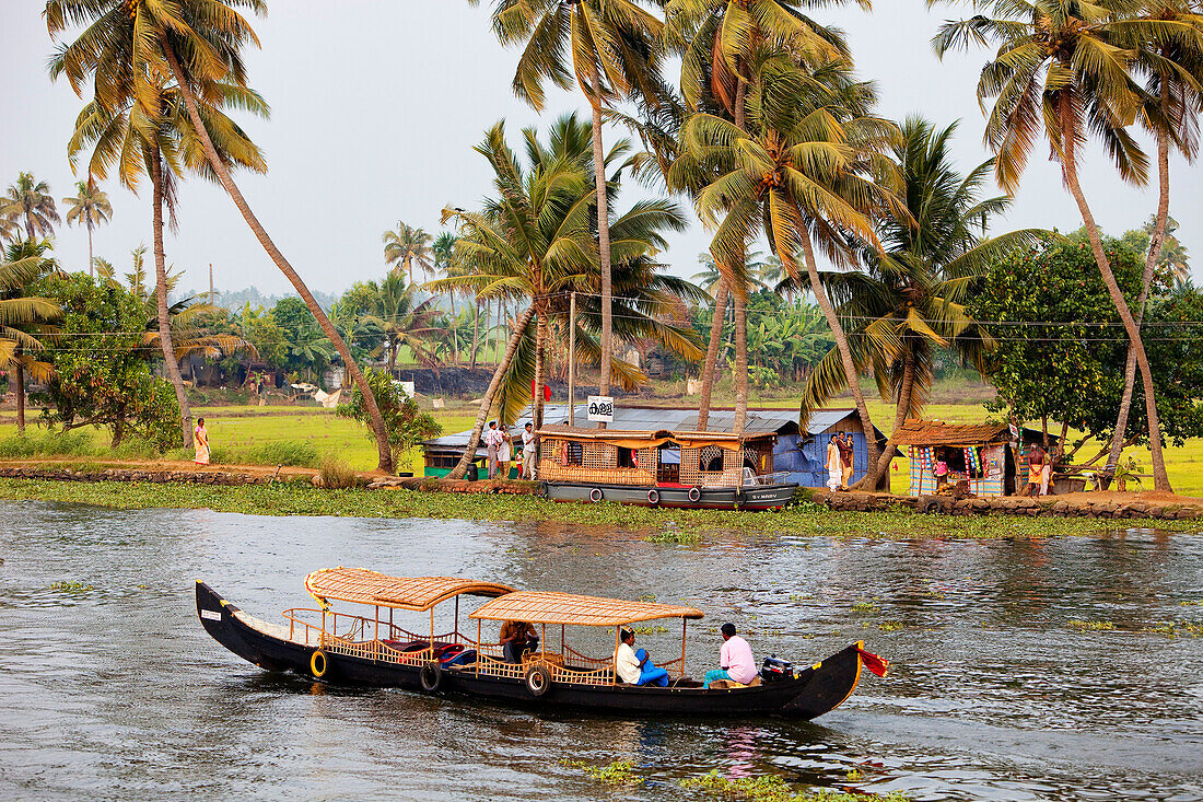 India, Kerala State, Allepey, the backwaters, fluvial transport on the canals