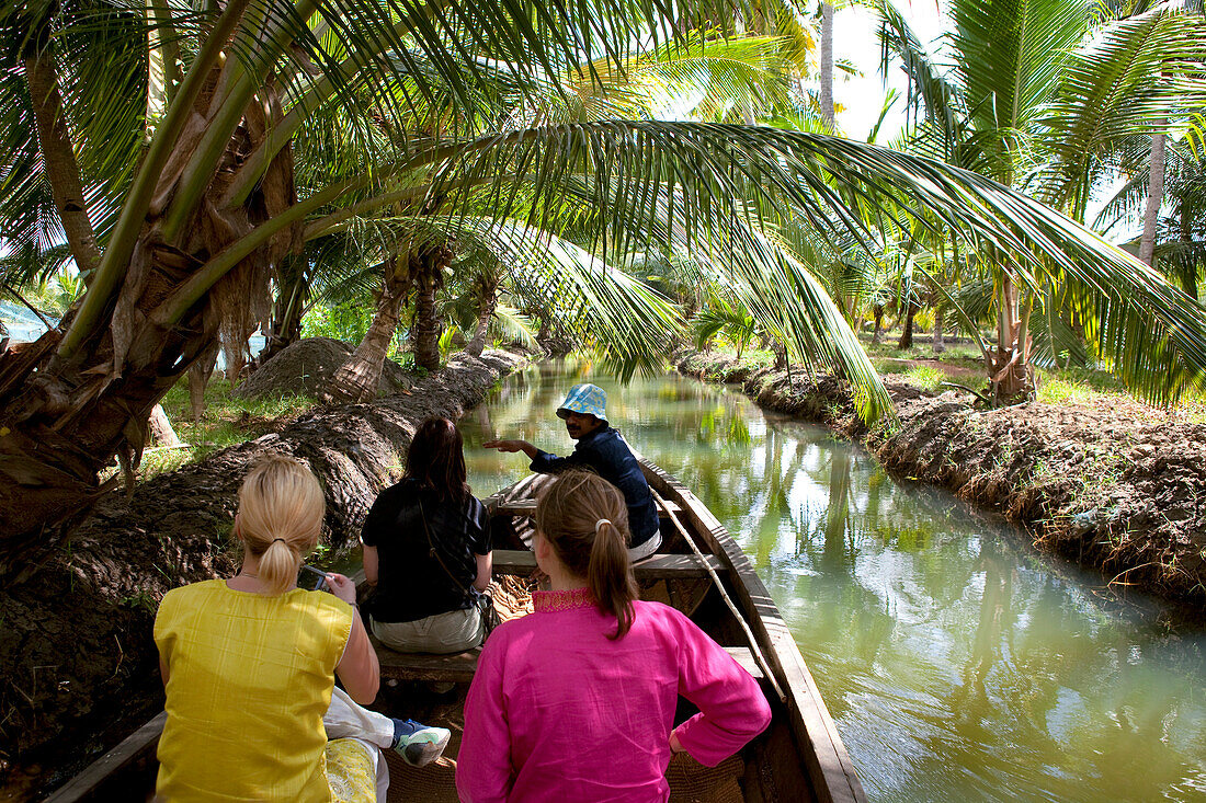 India, Kerala State, near Kollam, Munroe island, dugout canoe trip through the canals