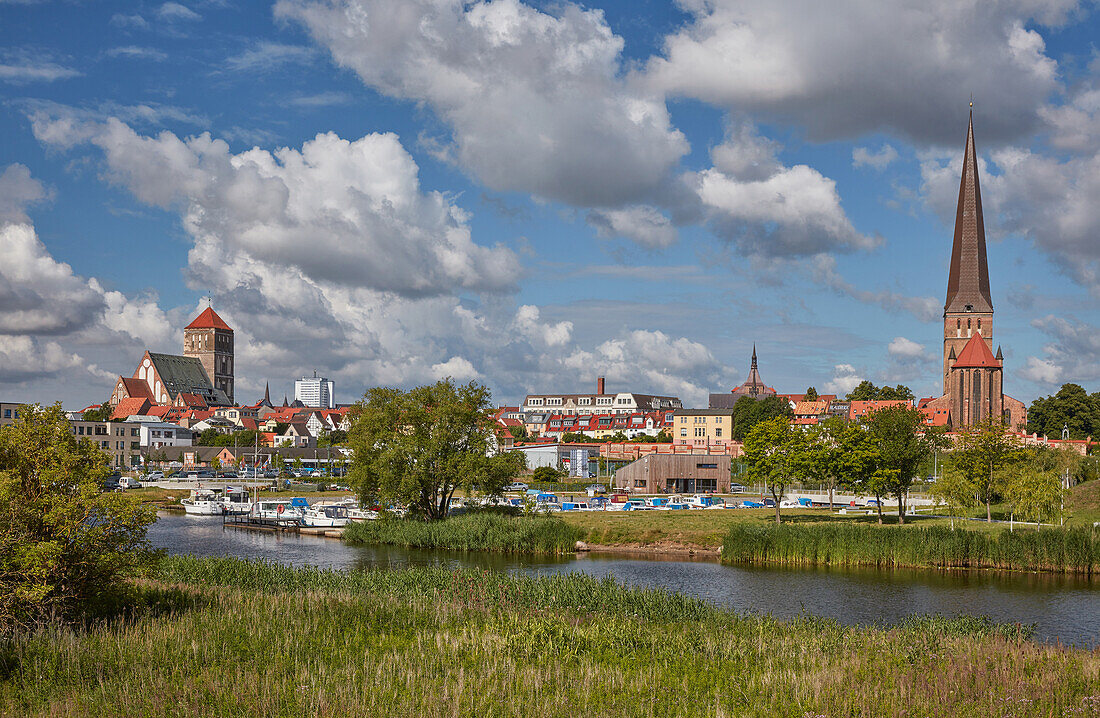 Blick über die Warnow auf Rostock, Mecklenburg Vorpommern, Deutschland