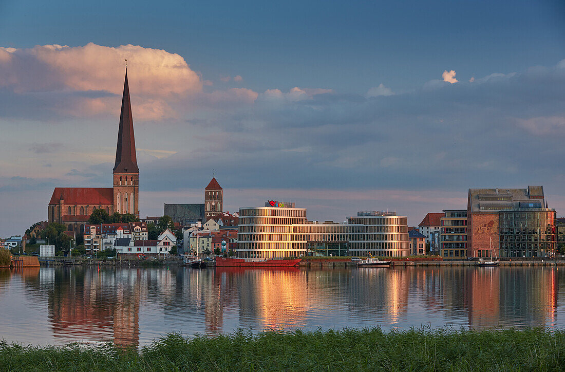 Blick auf Rostock mit Petrikirche und Aidagebäude, Mecklenburg Vorpommern, Deutschland