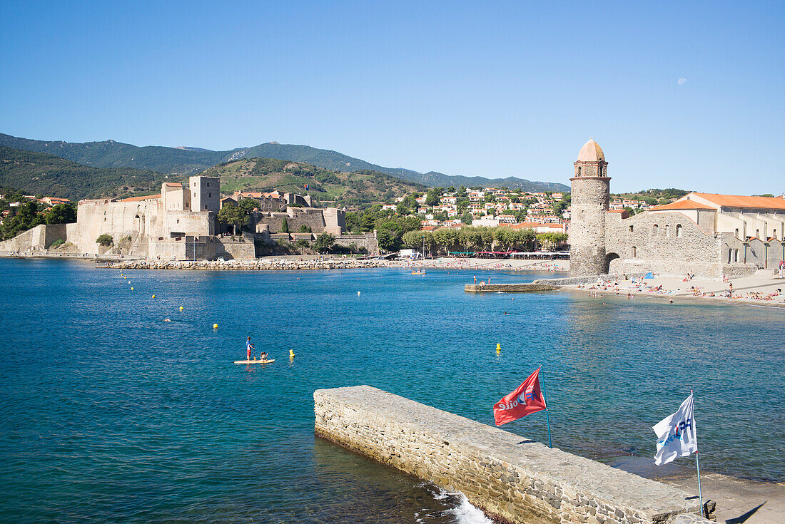 Blick auf die Bucht von Collioure, Wehrkirche, Côte Vermeille, Mittelmeer, Pyrénées Orientales, Occitanie, Languedoc-Roussillon, Frankreich