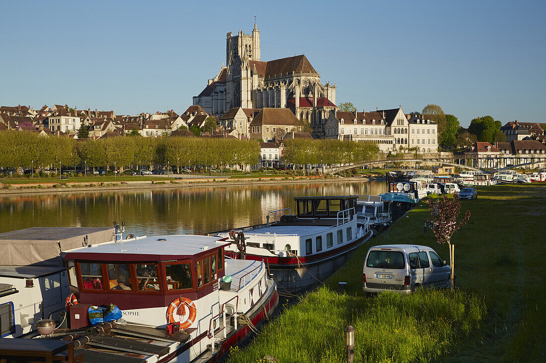 View across the river Yonne at Saint-Étienne Cathedral at Auxerre , Departement Yonne , Burgundy , France , Europe