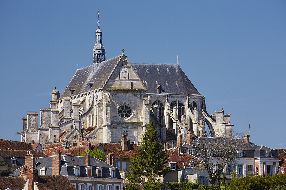 Blick auf die Kirche Saint-Florentin in Saint-Florentin am Canal de Bourgogne , Dept. Yonne , Region Burgund , Frankreich , Europa