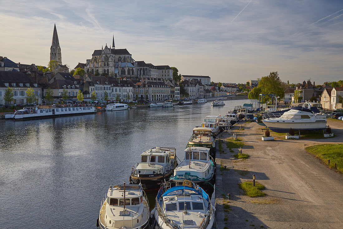 Blick über die Yonne auf die Abtei Saint-Germain in Auxerre , Dept. Yonne , Region Burgund , Frankreich , Europa