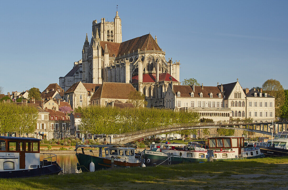 View across the river Yonne at Saint-Étienne Cathedral at Auxerre , Departement Yonne , Burgundy , France , Europe