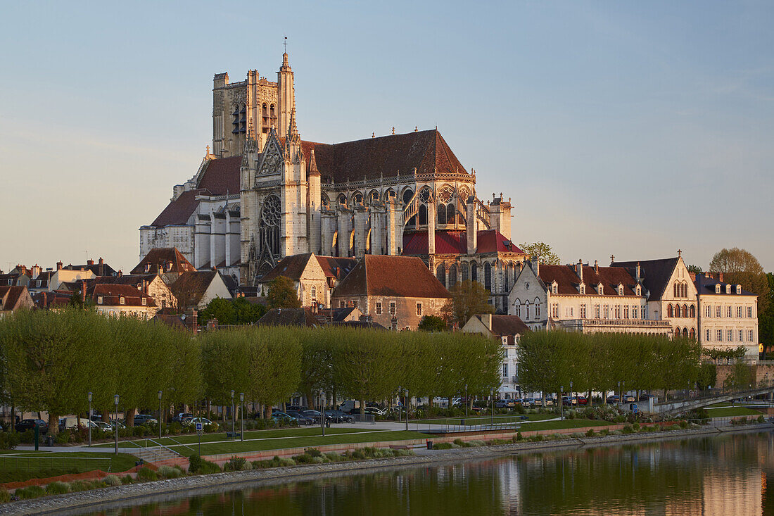 View across the river Yonne at Saint-Étienne Cathedral at Auxerre , Sunrise , Departement Yonne , Burgundy , France , Europe