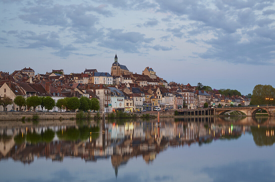 Blick über die Yonne auf Joigny , Dept. Yonne , Region Burgund , Frankreich , Europa