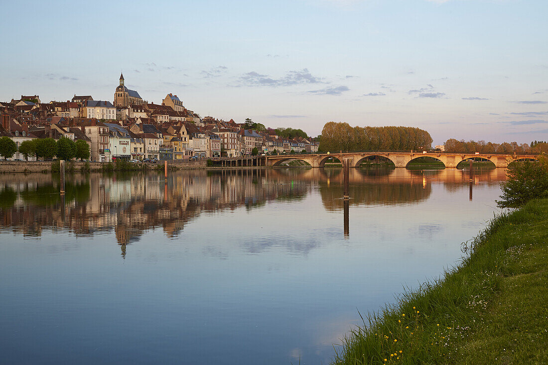 Brücke Saint-Nicolas über die Yonne und Joigny , Dept. Yonne , Region Burgund , Frankreich , Europa
