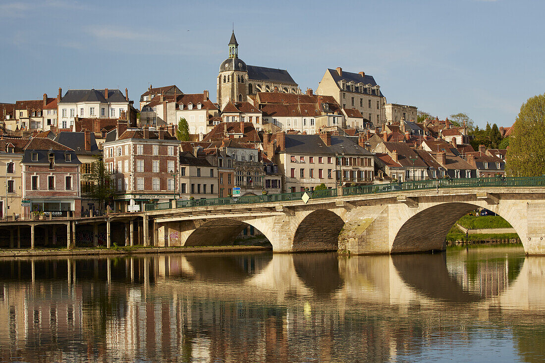 Brücke Saint-Nicolas über die Yonne und Joigny , Dept. Yonne , Region Burgund , Frankreich , Europa