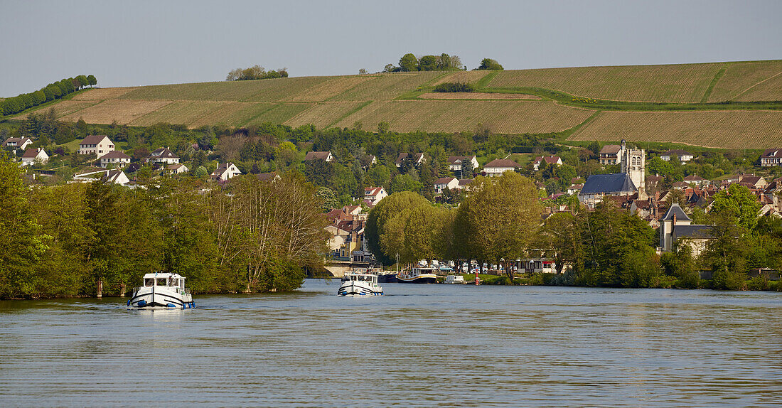 Hausboote auf der Yonne bei Joigny , Dept. Yonne , Region Burgund , Frankreich , Europa