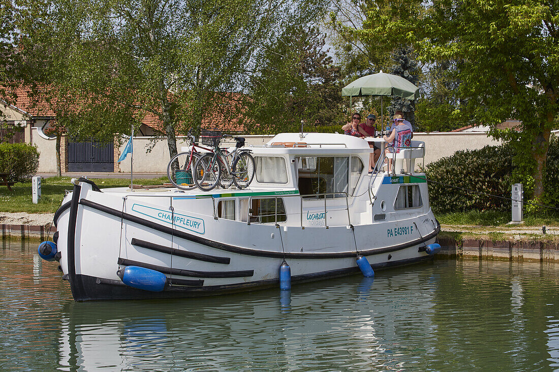 Lunch on a houseboat on the Canal de Bourgogne near Brienon , Departement Yonne , Burgundy , France , Europe