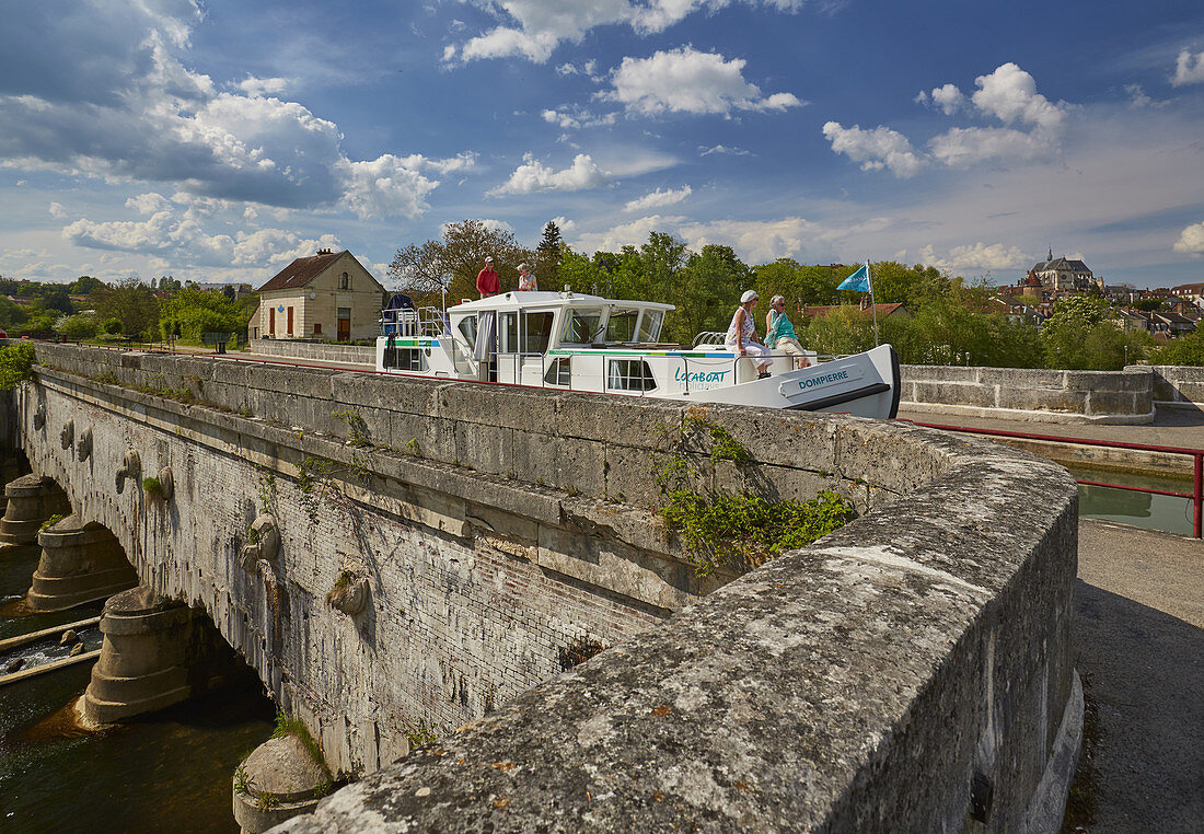 Hausboot auf der Pont-Canal in Saint-Florentin am Canal de Bourgogne , Dept. Yonne , Region Burgund , Frankreich , Europa