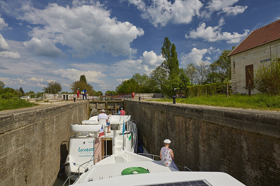 Houseboat in lock no.108 Saint-Florentin on the Canal de Bourgogne at Saint-Florentin , Departement Yonne , Burgundy , France , Europe