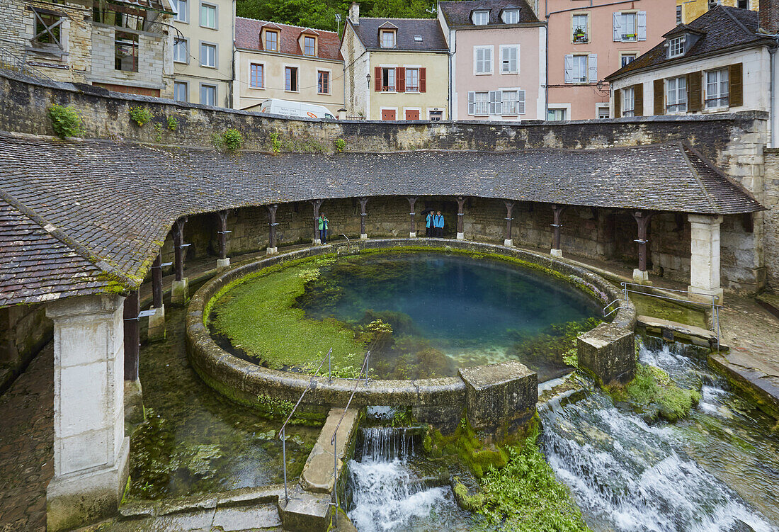 Fosse Dionne in Tonnerre , Quellbecken und Waschhaus 1758 , Canal de Bourgogne , Dept. Yonne , Region Burgund , Frankreich , Europa