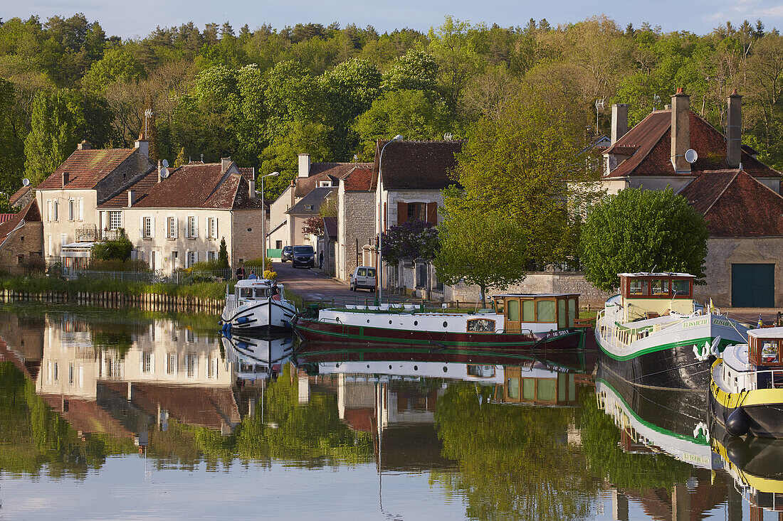 Houseboats at Tanlay port , Canal de Bourgogne , Departement Yonne , Burgundy , France , Europe