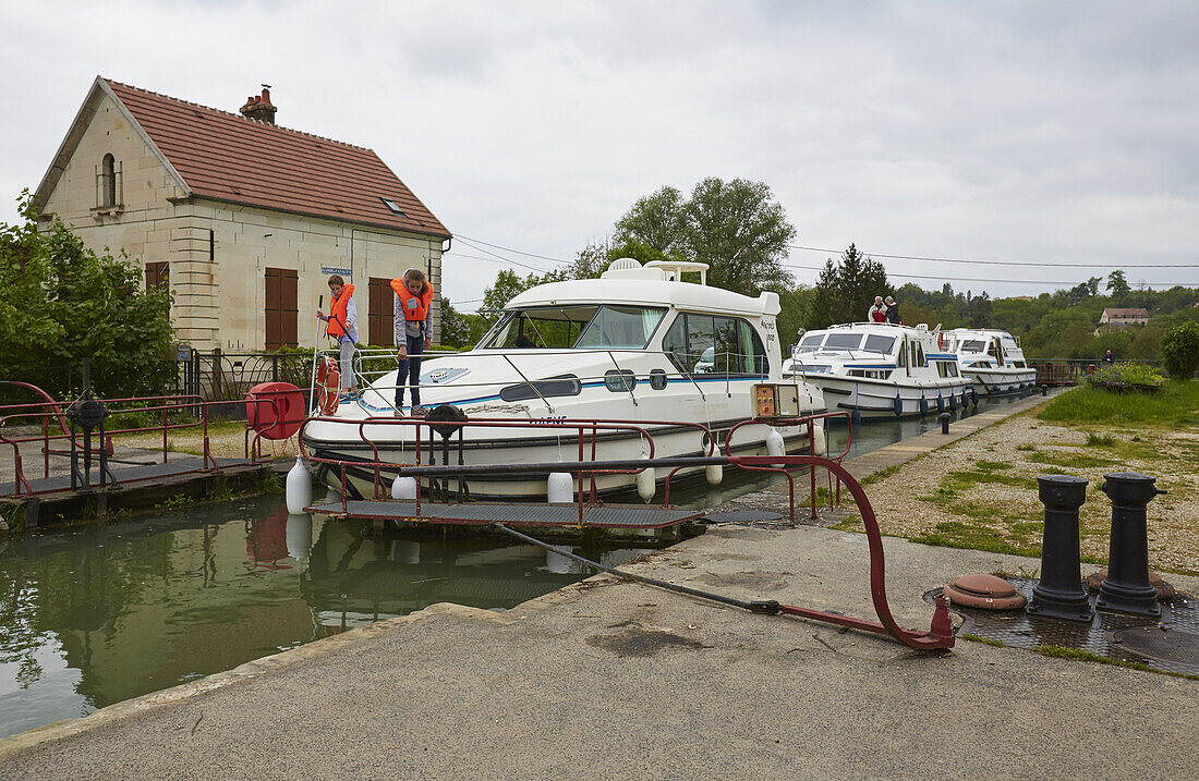 Hausboot in der Schleuse Nr.108 Saint-Florentin auf dem Canal de Bourgogne bei Saint-Florentin , Dept. Yonne , Region Burgund , Frankreich , Europa