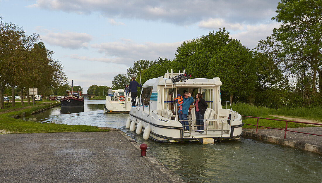 Houseboats on the Canal de Bourgogne at Saint-Florentin , Departement Yonne , Burgundy , France , Europe