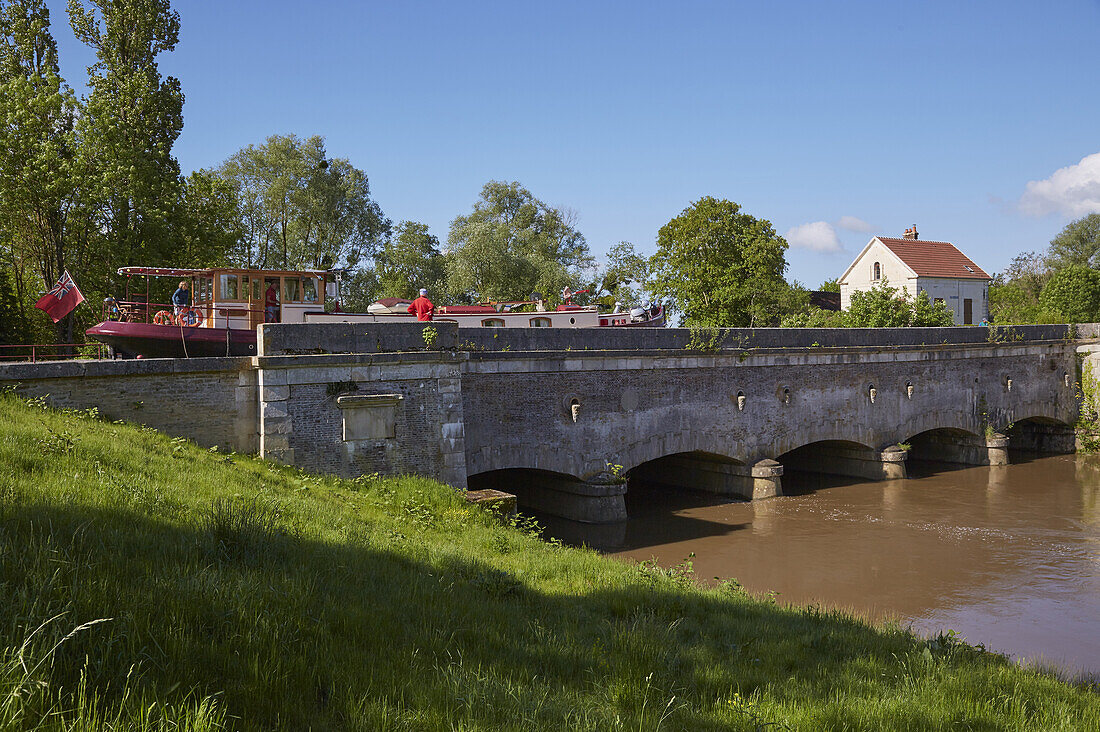 English houseboat on the Pont-Canal at Saint-Florentin , Saint-Florentin , Canal de Bourgogne , Departement Yonne , Burgundy , France , Europe