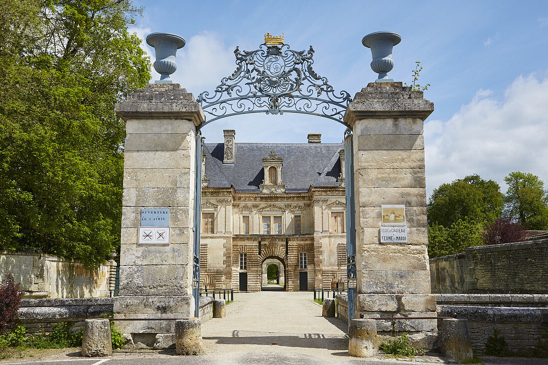 Tanlay Castle , Canal de Bourgogne , Departement Yonne , Burgundy , France , Europe