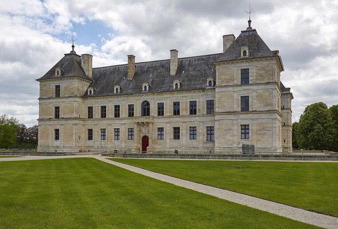 Ancy-le-Franc Castle , Ancy-le-Franc , Canal de Bourgogne , Departement Yonne , Burgundy , France , Europe