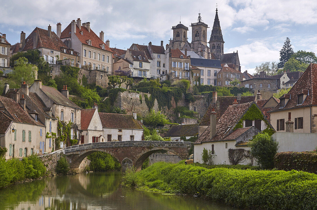 Blick auf Semur-en-Auxois mit l'Armancon und Kirche Notre-Dame , Dept. Côte-d'Or , Region Burgund , Frankreich , Europa