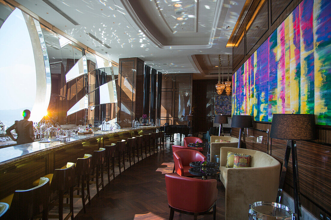 Innenansicht von der The Ritz-Carlton Bar & Lounge im 51. Stockwerk des Ritz-Carlton, Macau Hotel im Galaxy Macau Gebäudekomplex, Cotai, Macau, China